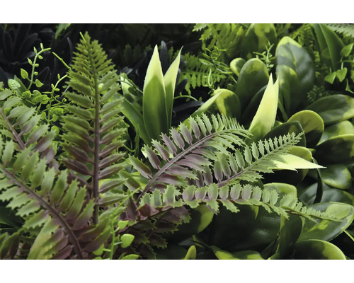 Künstliche Pflanzenwand mit verschiedenen grünen Blättern und Farnen für eine realistische Optik