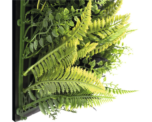 Künstliche Pflanzenwand mit Farnen und Blättern