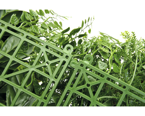 Detailansicht einer künstlichen Hecke mit grünen Blättern und einem Kunststoffgitter