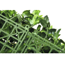 Detail einer künstlichen Hecke mit Blättern und Gitterstruktur