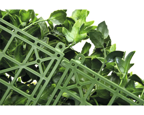 Detail einer künstlichen Hecke mit Blättern und Gitterstruktur