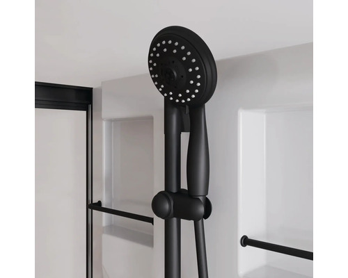 Schwarze Duschgarnitur mit Handbrause und Brausestange im Badezimmer.