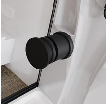 Detailaufnahme eines schwarzen Toilettenpapierhalters in einem Badezimmer