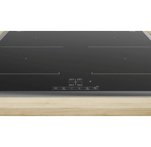 Schwarzes Induktionskochfeld mit vier Kochzonen und Bedienfeld.