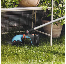 Akkuschere zum Schneiden von Rasenkanten im Garten.