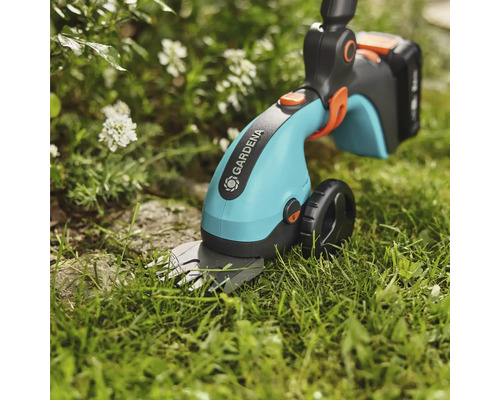 Gardena Akku-Grasschere im Einsatz im Garten.