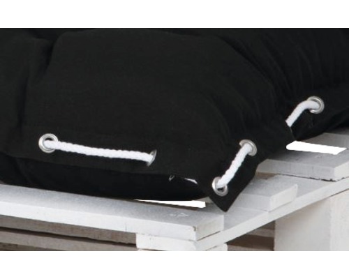 Detailansicht eines schwarzen Sitzkissens mit Schnüren auf einer Palette