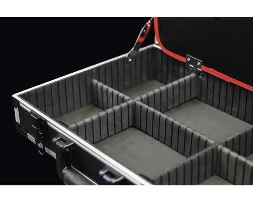 Geöffneter Werkzeugkoffer mit Fächern