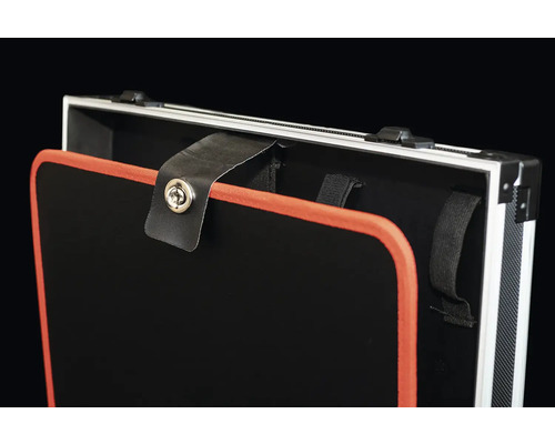 Detailansicht eines Werkzeugkoffers mit schwarzer Innenausstattung und orangefarbenen Akzenten