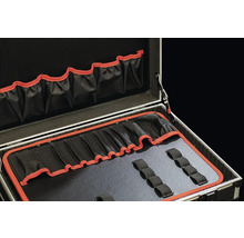 Innenansicht eines Werkzeugkoffers mit Fächern und Halterungen