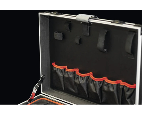 Geöffneter Werkzeugkoffer mit Fächern und Halterungen