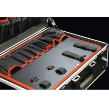 Geöffneter Werkzeugkoffer mit Werkzeugfächern und Halterungen