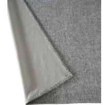 Graue Fleecedecke mit gewebter Oberseite