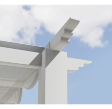 Detailansicht einer weißen Pergola mit Sonnenschutz