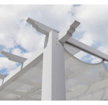 Detailansicht einer weißen Pergola mit Sonnenschutz