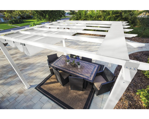 Szene im Freien mit einer Pergola und einem Esstisch-Set auf einer Terrasse.