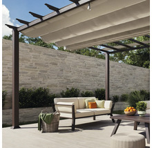 Sitzgruppe unter einer Pergola mit ausfahrbarem Sonnenschutz in einem Garten