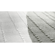 Detailaufnahme eines strukturierten Stoffes mit erhabenen Streifen