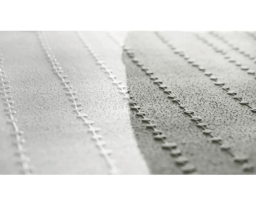 Detailaufnahme eines strukturierten Stoffes mit erhabenen Streifen