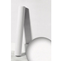 Tapetenrolle und Dekokugel vor einer Wand