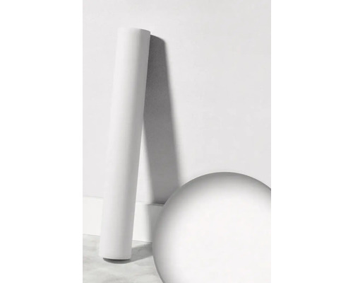 Tapetenrolle und Dekokugel vor einer Wand