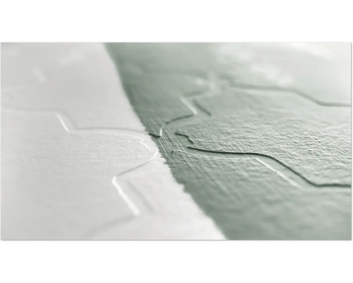 Nahaufnahme einer gestrichenen Wand mit Reliefmuster