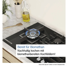 Schwarzes Bosch Gaskochfeld mit brennender Flamme auf einer Küchentheke.