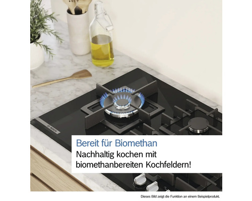 Schwarzes Bosch Gaskochfeld mit brennender Flamme auf einer Küchentheke.