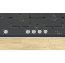 Schwarzes Gaskochfeld mit Bedienelementen und einer brennenden Gasflamme