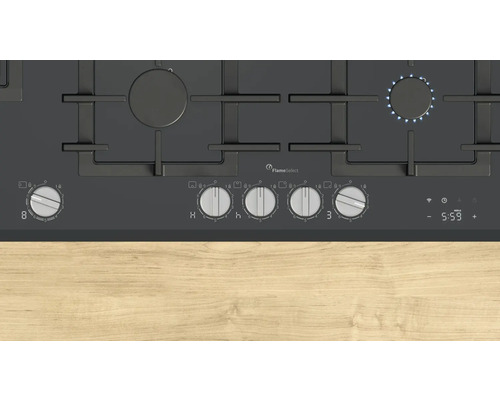 Schwarzes Gaskochfeld mit Bedienelementen und einer brennenden Gasflamme