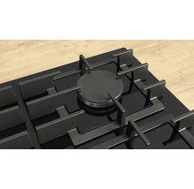 Detailansicht eines schwarzen Gaskochfelds mit Topfträger