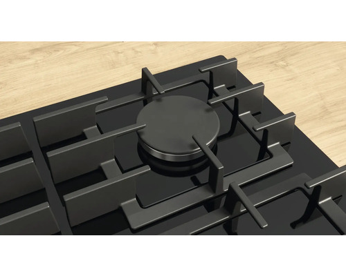 Detailansicht eines schwarzen Gaskochfelds mit Topfträger