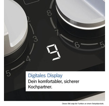 Detailansicht eines Kochfelds mit digitaler Anzeige und Drehreglern