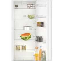 Innenraum eines Kühlschranks mit verschiedenen Lebensmitteln wie Wassermelone, Salat und Getränken.