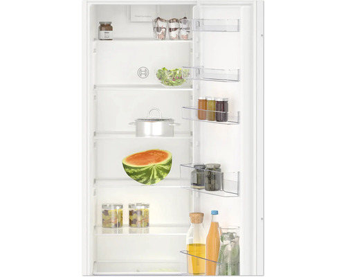 Innenraum eines Kühlschranks mit verschiedenen Lebensmitteln wie Wassermelone, Salat und Getränken.