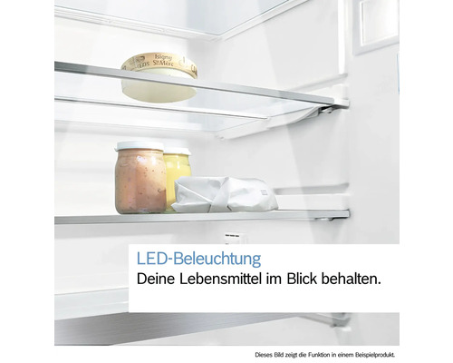 Kühlschrankinnenraum mit LED-Beleuchtung und Lebensmitteln auf Glasablagen