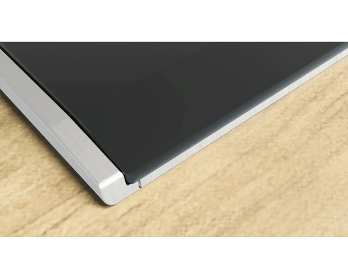 Detailansicht einer Arbeitsplatte mit gerader Kante.