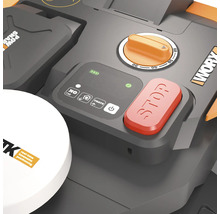 Detailansicht eines Mähroboters mit Bedienfeld, Stopptaste und Zeiteinstellknopf