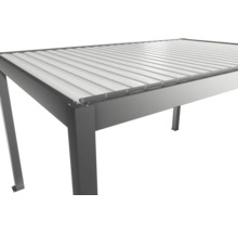 Detailansicht einer Terrassenüberdachung mit Aluminiumrahmen und Lamellendach