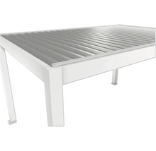 Detailansicht eines Pavillons mit Metallgitterdach und weißen Trägern