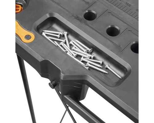 Detailansicht einer Werkbank mit Schrauben in einer Ablage