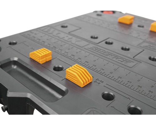 Detailansicht einer Werkbank mit Messskala und Spannpratzen