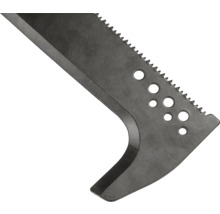 Nahaufnahme einer Axtklinge mit gezackter Kante und Löchern