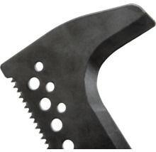 Nahaufnahme einer Spitzhacke mit gezackter Kante und Löchern