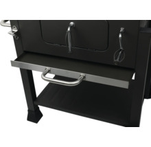 Detailansicht des schwarzen Holzkohlegrills mit Ablagefläche