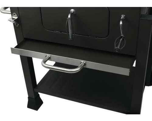 Detailansicht des schwarzen Holzkohlegrills mit Ablagefläche