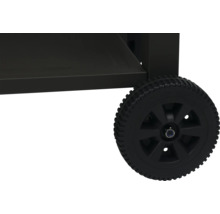 Detailansicht eines Grillwagens mit einem schwarzen Rad.