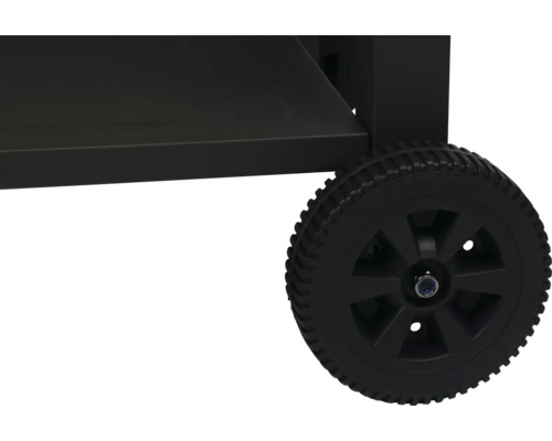 Detailansicht eines Grillwagens mit einem schwarzen Rad.