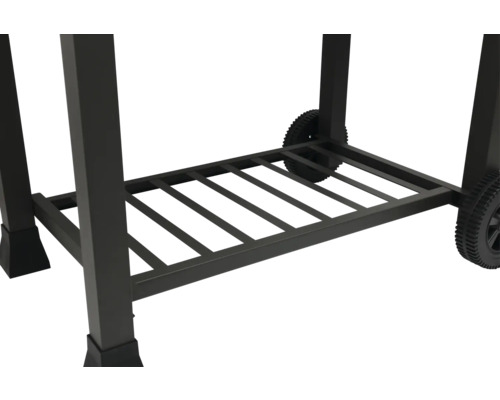 Detailansicht eines Grillwagens mit Rädern und Ablagefläche