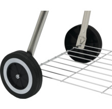 Detailansicht von Rädern und Ablagerost eines Grillwagens.